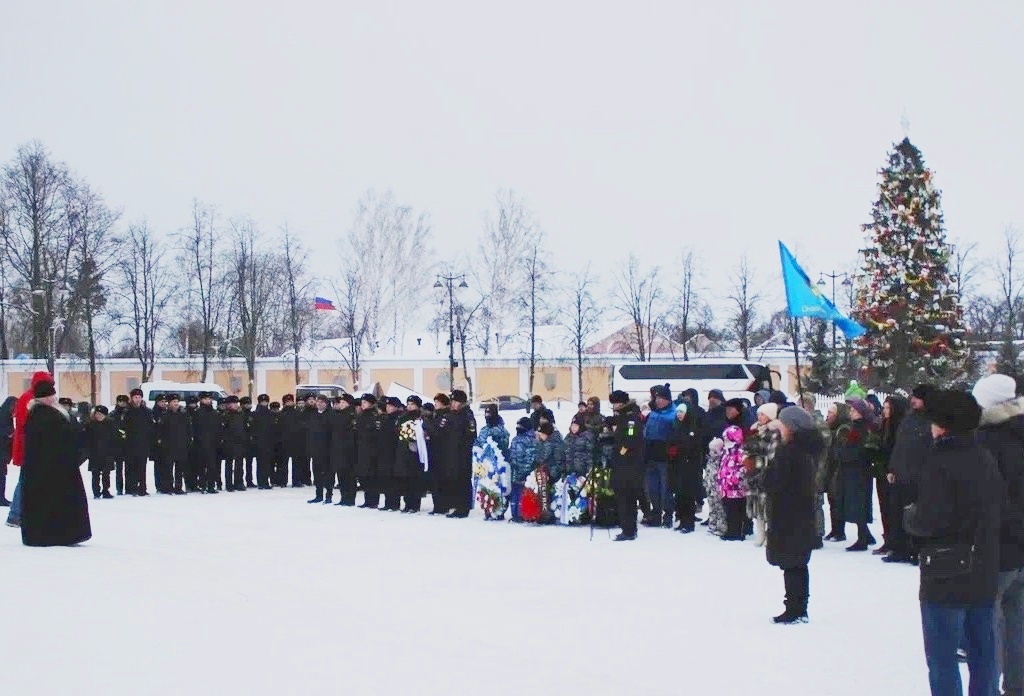 В Кронштадте состоялась торжественная церемония возложения цветов и венков к памятнику вице-адмиралу С.О. Макарову, приуроченная к 175-й годовщине со дня рождения прославленного флотоводца В Кронштадте состоялась торжественная церемония возложения цветов и венков к памятнику вице-адмиралу С.О. Макарову, приуроченная к 175-й годовщине со дня рождения прославленного флотоводца