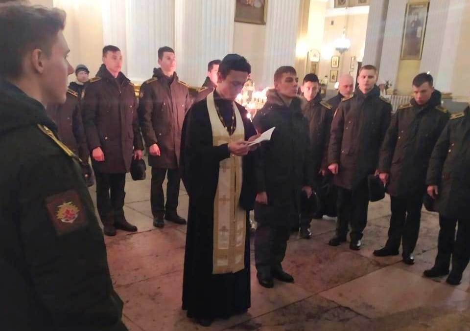 Мощам святого благоверного князя Александра Невского поклонились курсанты Военного института Мощам святого благоверного князя Александра Невского поклонились курсанты Военного института