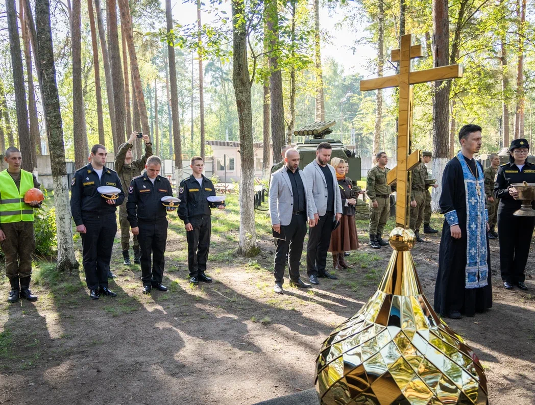 Осящен надкупольный крест строящегося храма в честь Тихвинской иконы Божьей Матери в арсенале 1060 ЦМТО Ленинградского военного округа Осящен надкупольный крест строящегося храма в честь Тихвинской иконы Божьей Матери в арсенале 1060 ЦМТО Ленинградского военного округа