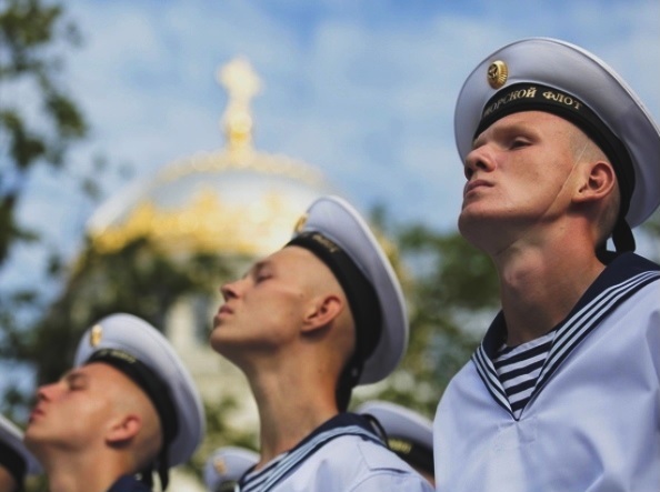 Архимандрит Алексий (Ганьжин) приветствовал выпускников военно-морских учебных заведений России в ходе торжественной церемонии на Якорной площади Кронштадта Архимандрит Алексий (Ганьжин) приветствовал выпускников военно-морских учебных заведений России в ходе торжественной церемонии на Якорной площади Кронштадта