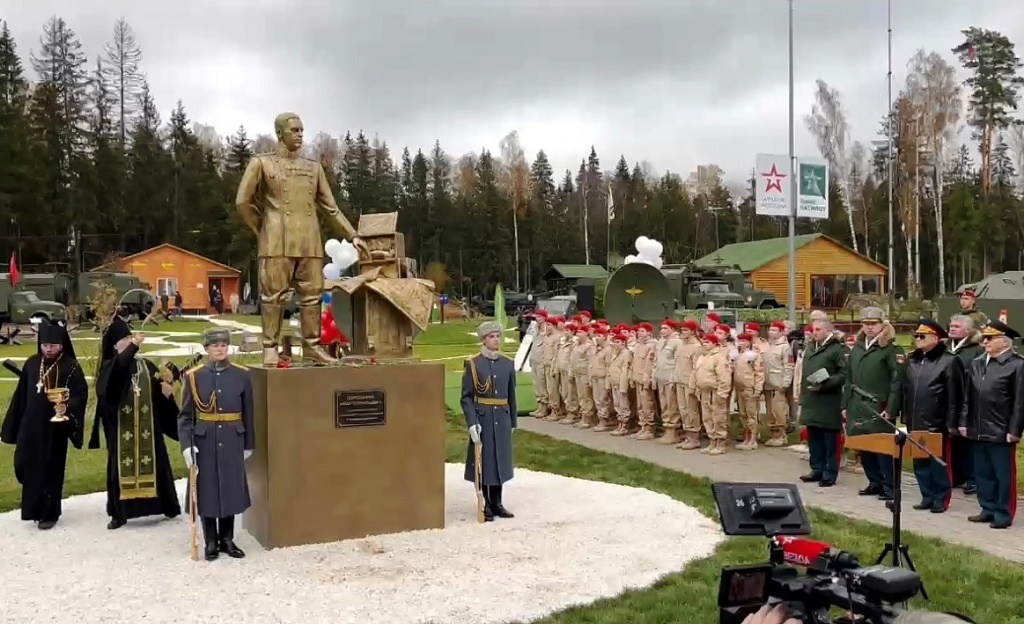 Архимандрит Алексий (Ганьжин) принял участие в открытии и освятил памятную скульптурную композицию маршалу войск связи ВС СССР Ивану Пересыпкину, а также поздравил личный состав войск связи со 104 годовщиной Архимандрит Алексий (Ганьжин) принял участие в открытии и освятил памятную скульптурную композицию маршалу войск связи ВС СССР Ивану Пересыпкину, а также поздравил личный состав войск связи со 104 годовщиной