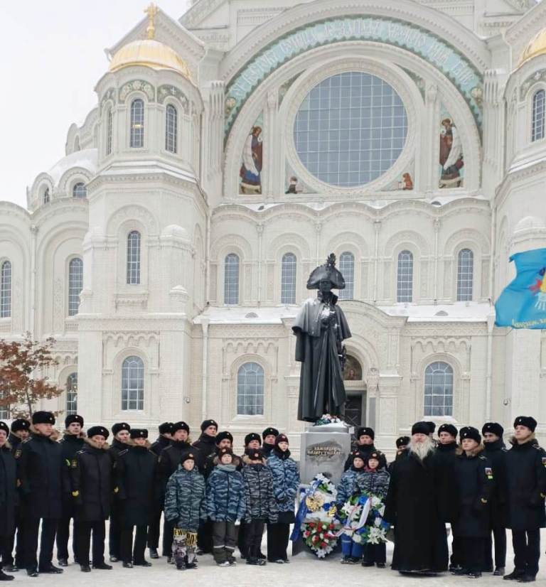 В Кронштадте состоялась торжественная церемония возложения цветов и венков к памятнику вице-адмиралу С.О. Макарову, приуроченная к 175-й годовщине со дня рождения прославленного флотоводца В Кронштадте состоялась торжественная церемония возложения цветов и венков к памятнику вице-адмиралу С.О. Макарову, приуроченная к 175-й годовщине со дня рождения прославленного флотоводца