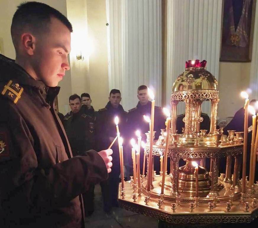 Мощам святого благоверного князя Александра Невского поклонились курсанты Военного института Мощам святого благоверного князя Александра Невского поклонились курсанты Военного института