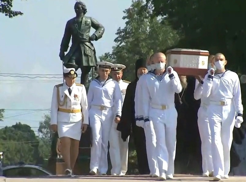 Зам. председателя Синодального отдела РПЦ архимандрита Алексий (Ганьжин) на катер с мощами святого Феодора Ушакова проследовал вдоль кораблей, которые будут участвовать в параде в День ВМФ Зам. председателя Синодального отдела РПЦ архимандрита Алексий (Ганьжин) на катер с мощами святого Феодора Ушакова проследовал вдоль кораблей, которые будут участвовать в параде в День ВМФ