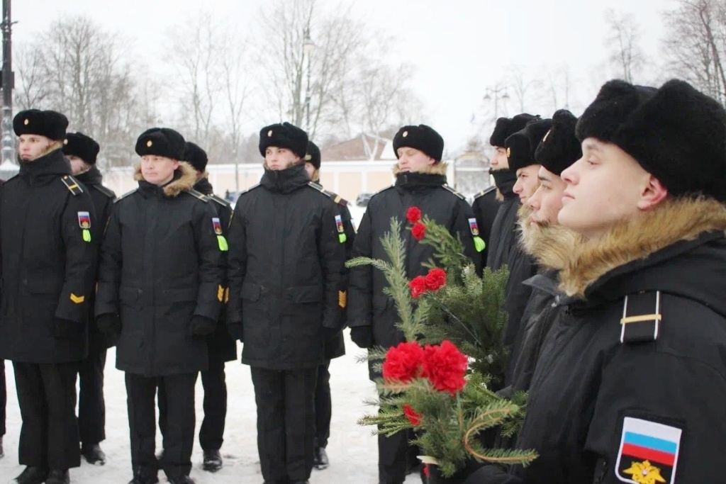 В Кронштадте состоялась торжественная церемония возложения цветов и венков к памятнику вице-адмиралу С.О. Макарову, приуроченная к 175-й годовщине со дня рождения прославленного флотоводца В Кронштадте состоялась торжественная церемония возложения цветов и венков к памятнику вице-адмиралу С.О. Макарову, приуроченная к 175-й годовщине со дня рождения прославленного флотоводца