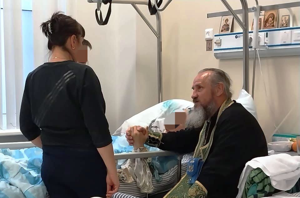 Священник Военного отдела Санкт-петербургской епархии совместно с сестричеством госпиталя оказали духовную поддержку раненым бойцам Священник Военного отдела Санкт-петербургской епархии совместно с сестричеством госпиталя оказали духовную поддержку раненым бойцам