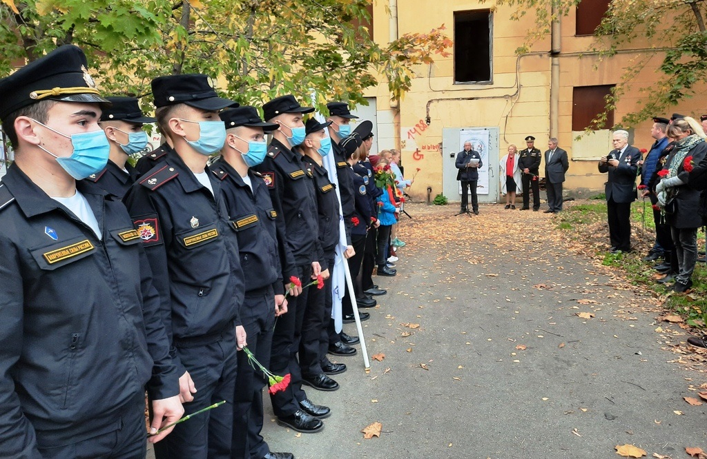 Курсанты Военного института (инженерно-технического) почтили память участников героических Стрельнинско-Петергофских десантов октября 1941 года Курсанты Военного института (инженерно-технического) почтили память участников героических Стрельнинско-Петергофских десантов октября 1941 года