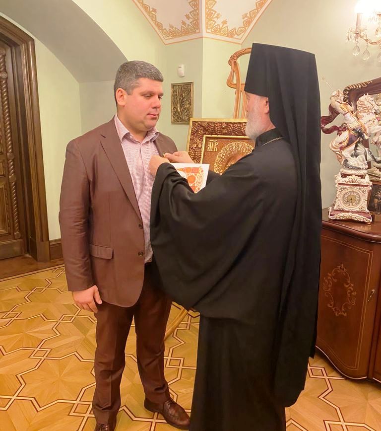 Архимандрит Алексий (Ганьжин) вручил медаль «Святого Апостола Петра» заместителю председателя комитета по природным ресурсам Ленобласти Чхетия Спартаку Бежановичу Архимандрит Алексий (Ганьжин) вручил медаль «Святого Апостола Петра» заместителю председателя комитета по природным ресурсам Ленобласти Чхетия Спартаку Бежановичу