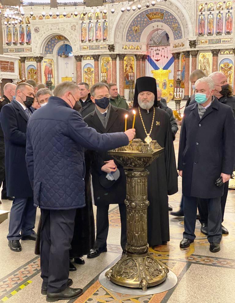 Участники церемонии открытия мемориала в честь столетия Кронштадтского восстания помолились в Кронштадтском Никольском Морском ставропигиальном соборе Участники церемонии открытия мемориала в честь столетия Кронштадтского восстания помолились в Кронштадтском Никольском Морском ставропигиальном соборе