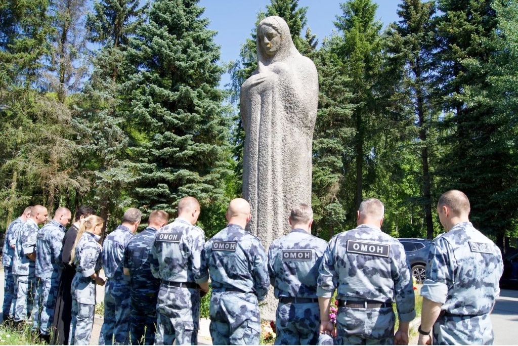 Сотрудники ОМОН «Бастион» почтили память сослуживцев, погибших при исполнении служебного долга Сотрудники ОМОН «Бастион» почтили память сослуживцев, погибших при исполнении служебного долга