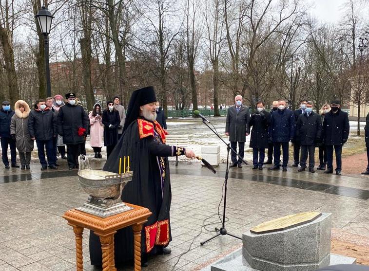 Архимандрит Алексий (Ганьжин) принял участие в торжественной церемонии закладки монумента в память о погибших во время Кронштадтского восстания 1921 года и освятил закладной камень монумента Архимандрит Алексий (Ганьжин) принял участие в торжественной церемонии закладки монумента в память о погибших во время Кронштадтского восстания 1921 года и освятил закладной камень монумента
