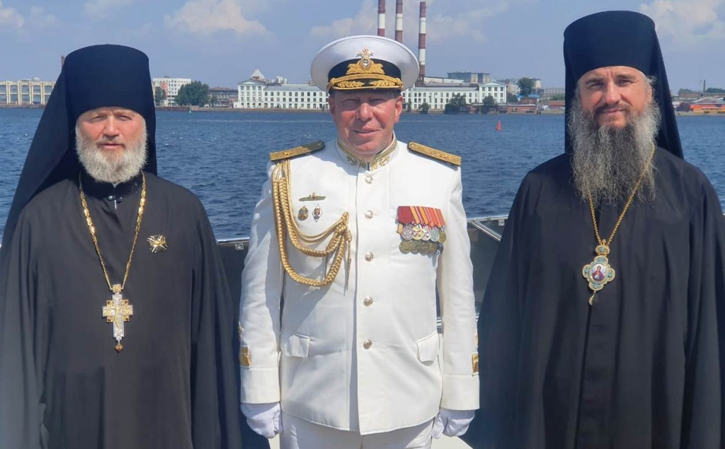 Зам. председателя Синодального отдела РПЦ архимандрита Алексий (Ганьжин) на катер с мощами святого Феодора Ушакова проследовал вдоль кораблей, которые будут участвовать в параде в День ВМФ Зам. председателя Синодального отдела РПЦ архимандрита Алексий (Ганьжин) на катер с мощами святого Феодора Ушакова проследовал вдоль кораблей, которые будут участвовать в параде в День ВМФ