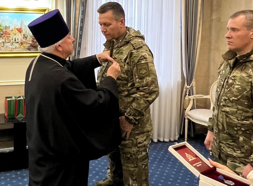 Воинам Ленинградского военного округа, участвующим в СВО, вручены награды Санкт-Петербургской епархии и знамя с изображением Нерукотворного Образа Спасителя Воинам Ленинградского военного округа, участвующим в СВО, вручены награды Санкт-Петербургской епархии и знамя с изображением Нерукотворного Образа Спасителя