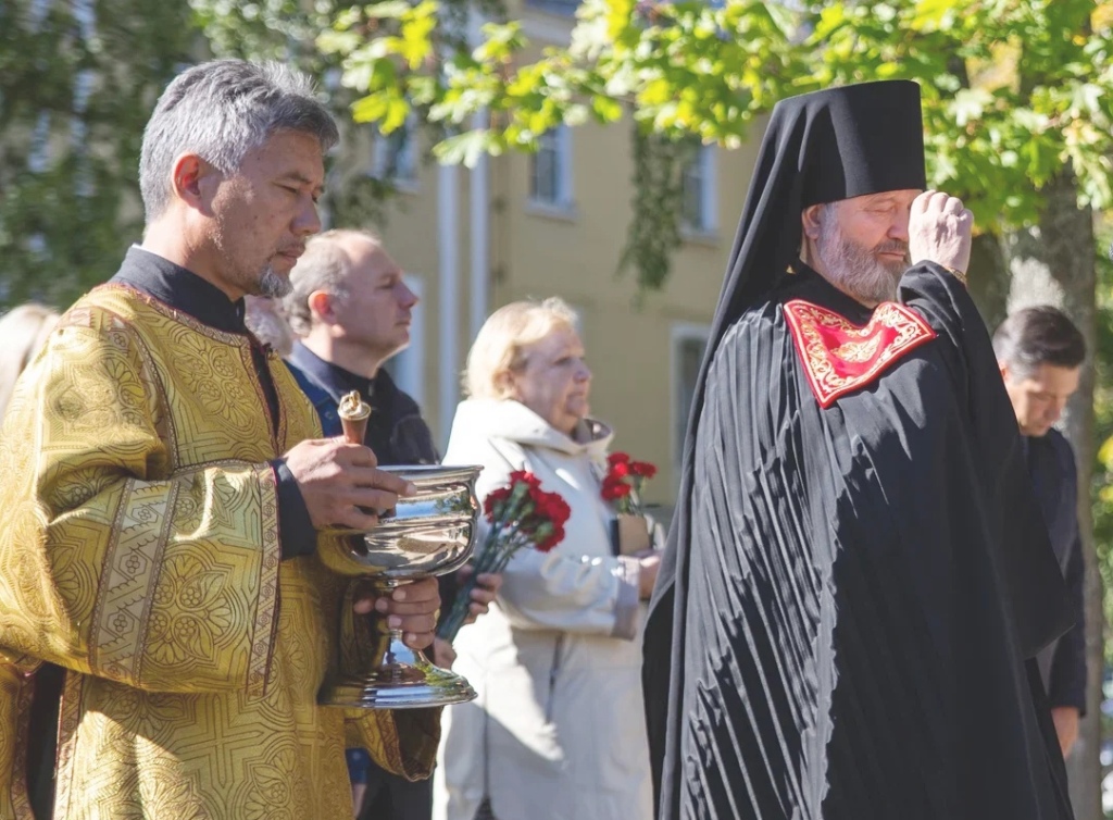 Архимандрит Алексий (Ганьжин) освятил памятник Александру Желобовскому и принял участие в торжественной церемонии его открытия в Кронштадте Архимандрит Алексий (Ганьжин) освятил памятник Александру Желобовскому и принял участие в торжественной церемонии его открытия в Кронштадте