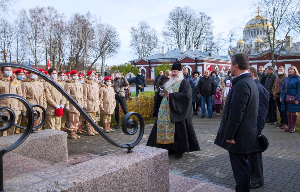 Помощник Президента Российской Федерации В. Мединский, возглавляющий Российское военно-историческое общество, посетил ставропигиальный Никольский морской собор Кронштадта Помощник Президента Российской Федерации В. Мединский, возглавляющий Российское военно-историческое общество, посетил ставропигиальный Никольский морской собор Кронштадта