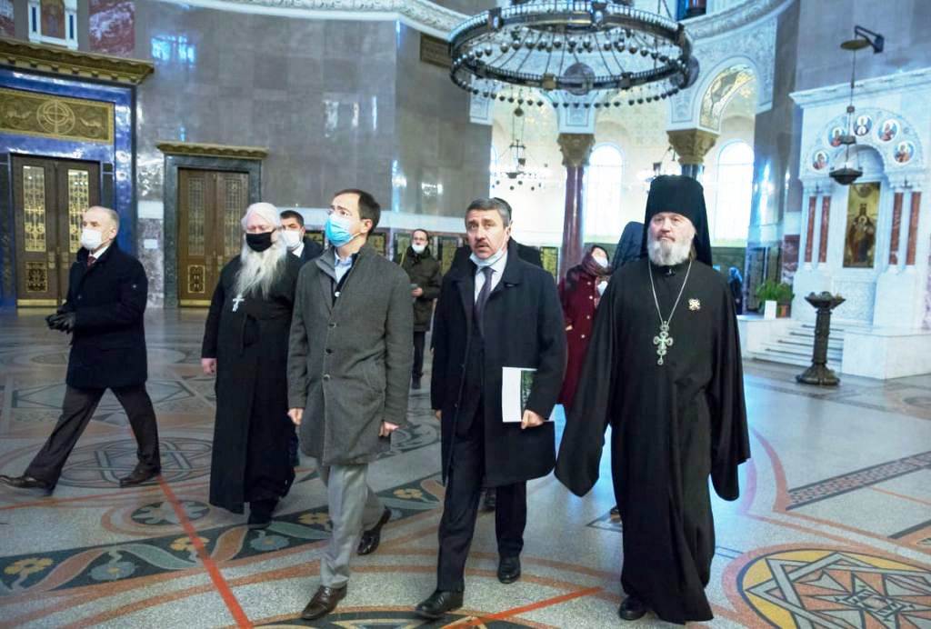 Помощник Президента Российской Федерации В. Мединский, возглавляющий Российское военно-историческое общество, посетил ставропигиальный Никольский морской собор Кронштадта Помощник Президента Российской Федерации В. Мединский, возглавляющий Российское военно-историческое общество, посетил ставропигиальный Никольский морской собор Кронштадта