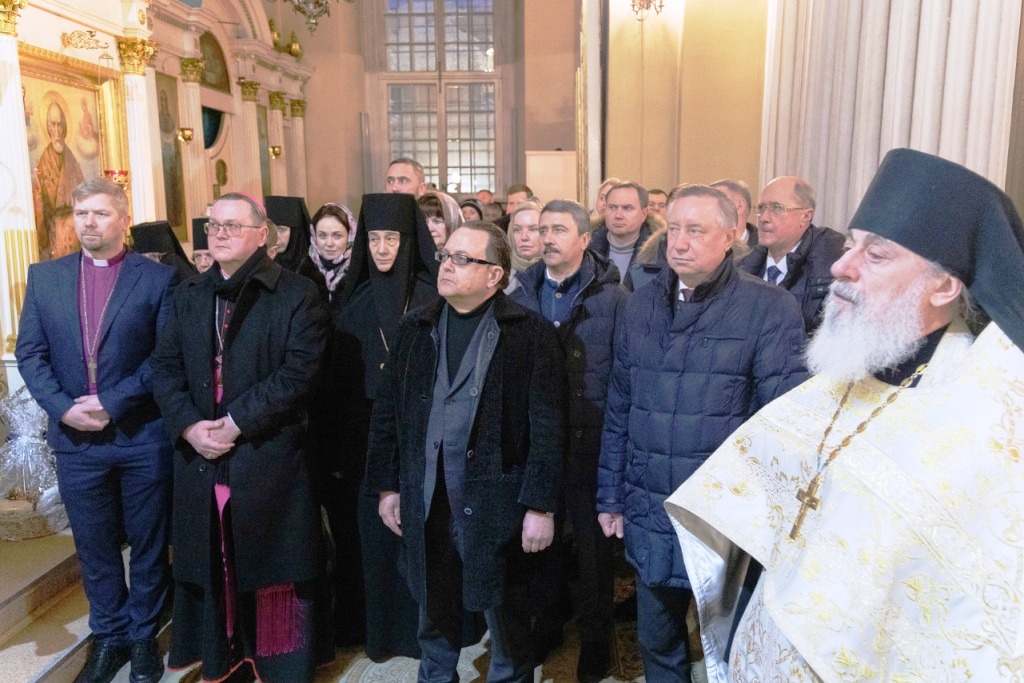 Митрополит Варсонофий совершил великую вечерню в Александро-Невской лавре, ему сослужил Архимандрит Алексий (Ганьжин) и другие священнослужители Митрополит Варсонофий совершил великую вечерню в Александро-Невской лавре, ему сослужил Архимандрит Алексий (Ганьжин) и другие священнослужители