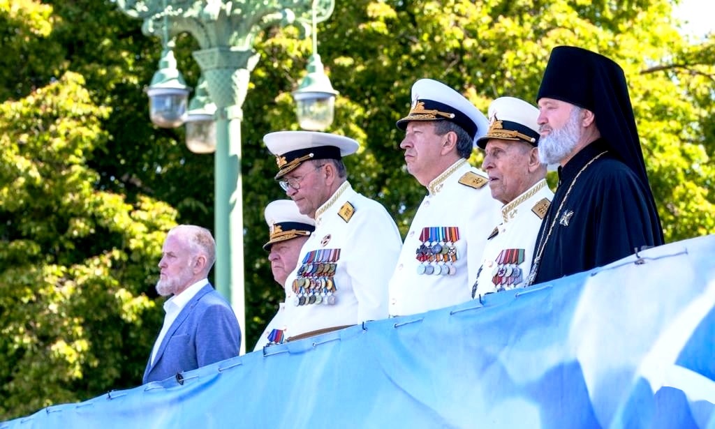 Архимандрит Алексий (Ганьжин) приветствовал выпускников военно-морских учебных заведений России в ходе торжественной церемонии на Якорной площади Кронштадта Архимандрит Алексий (Ганьжин) приветствовал выпускников военно-морских учебных заведений России в ходе торжественной церемонии на Якорной площади Кронштадта