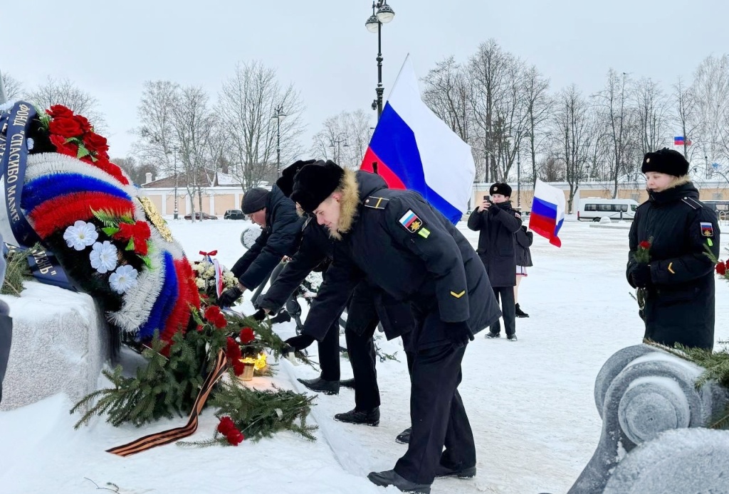 В Кронштадте состоялась торжественная церемония возложения цветов и венков к памятнику вице-адмиралу С.О. Макарову, приуроченная к 175-й годовщине со дня рождения прославленного флотоводца В Кронштадте состоялась торжественная церемония возложения цветов и венков к памятнику вице-адмиралу С.О. Макарову, приуроченная к 175-й годовщине со дня рождения прославленного флотоводца
