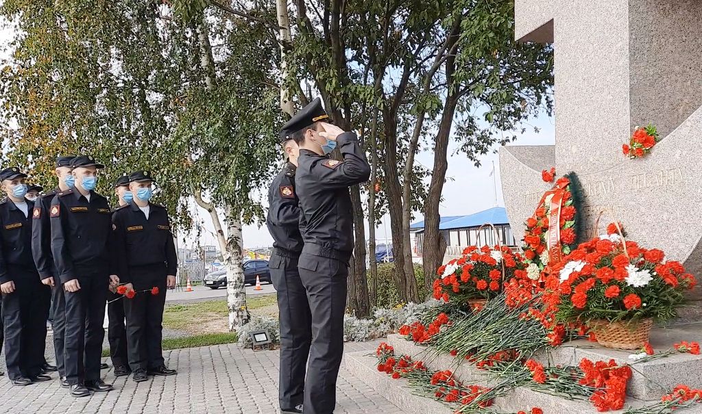 Курсанты Военного института (инженерно-технического) почтили память участников героических Стрельнинско-Петергофских десантов октября 1941 года Курсанты Военного института (инженерно-технического) почтили память участников героических Стрельнинско-Петергофских десантов октября 1941 года