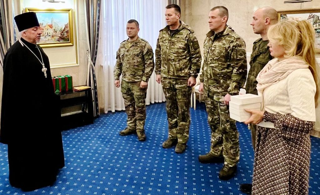Воинам Ленинградского военного округа, участвующим в СВО, вручены награды Санкт-Петербургской епархии и знамя с изображением Нерукотворного Образа Спасителя Воинам Ленинградского военного округа, участвующим в СВО, вручены награды Санкт-Петербургской епархии и знамя с изображением Нерукотворного Образа Спасителя