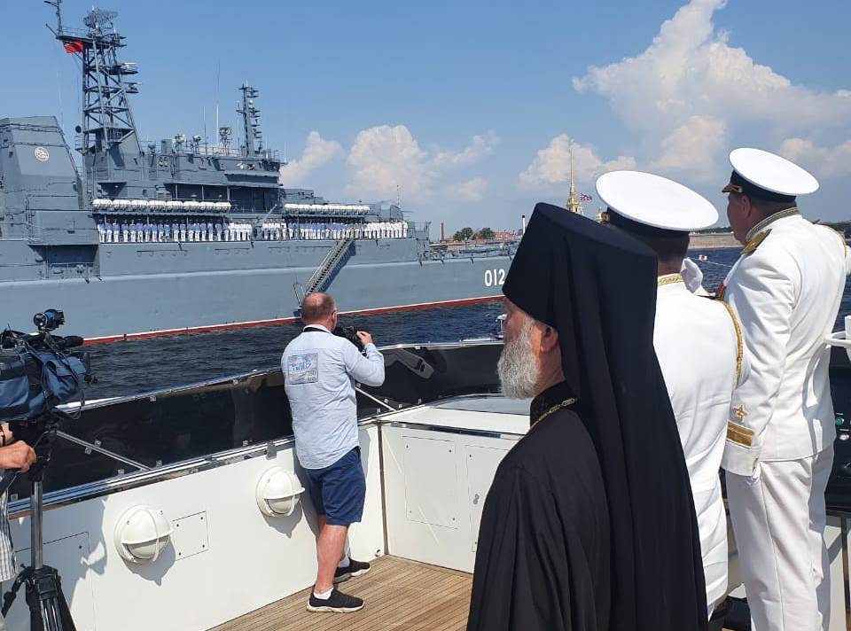 Зам. председателя Синодального отдела РПЦ архимандрита Алексий (Ганьжин) на катер с мощами святого Феодора Ушакова проследовал вдоль кораблей, которые будут участвовать в параде в День ВМФ Зам. председателя Синодального отдела РПЦ архимандрита Алексий (Ганьжин) на катер с мощами святого Феодора Ушакова проследовал вдоль кораблей, которые будут участвовать в параде в День ВМФ