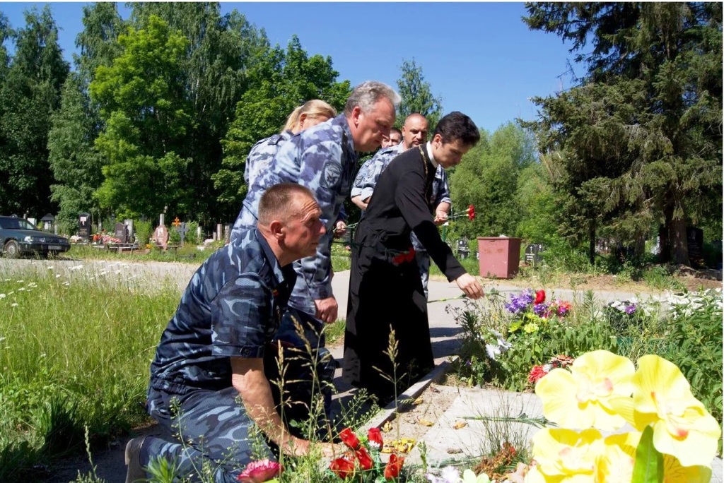 Сотрудники ОМОН «Бастион» почтили память сослуживцев, погибших при исполнении служебного долга Сотрудники ОМОН «Бастион» почтили память сослуживцев, погибших при исполнении служебного долга