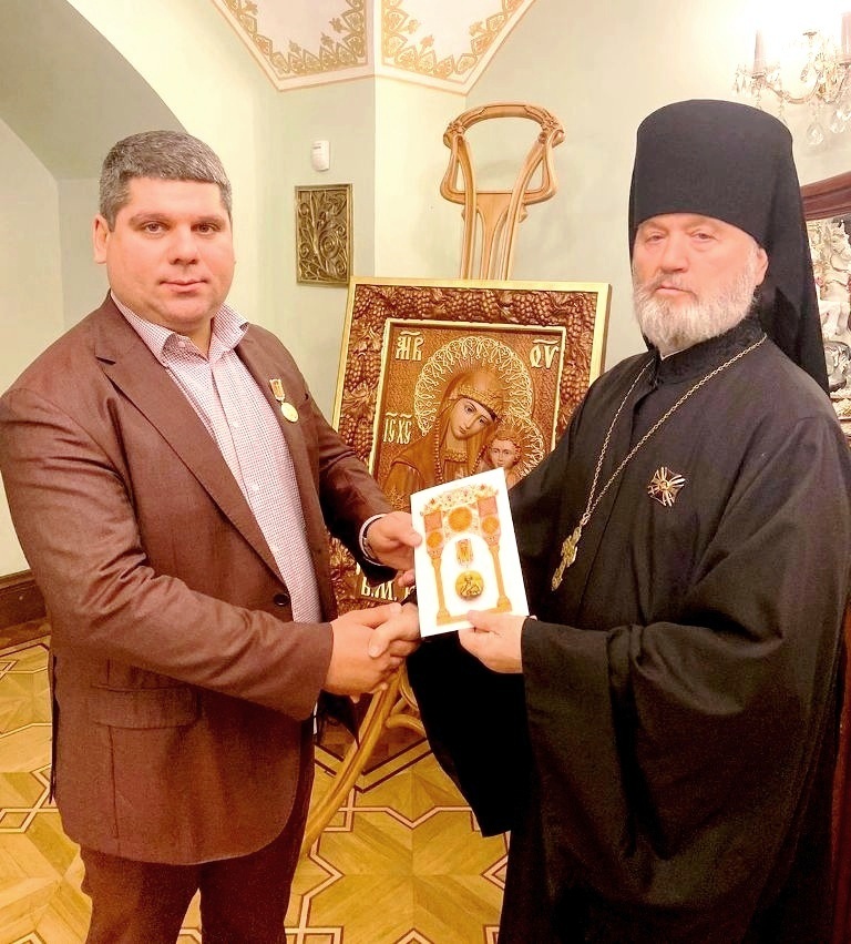 Архимандрит Алексий (Ганьжин) вручил медаль «Святого Апостола Петра» заместителю председателя комитета по природным ресурсам Ленобласти Чхетия Спартаку Бежановичу Архимандрит Алексий (Ганьжин) вручил медаль «Святого Апостола Петра» заместителю председателя комитета по природным ресурсам Ленобласти Чхетия Спартаку Бежановичу