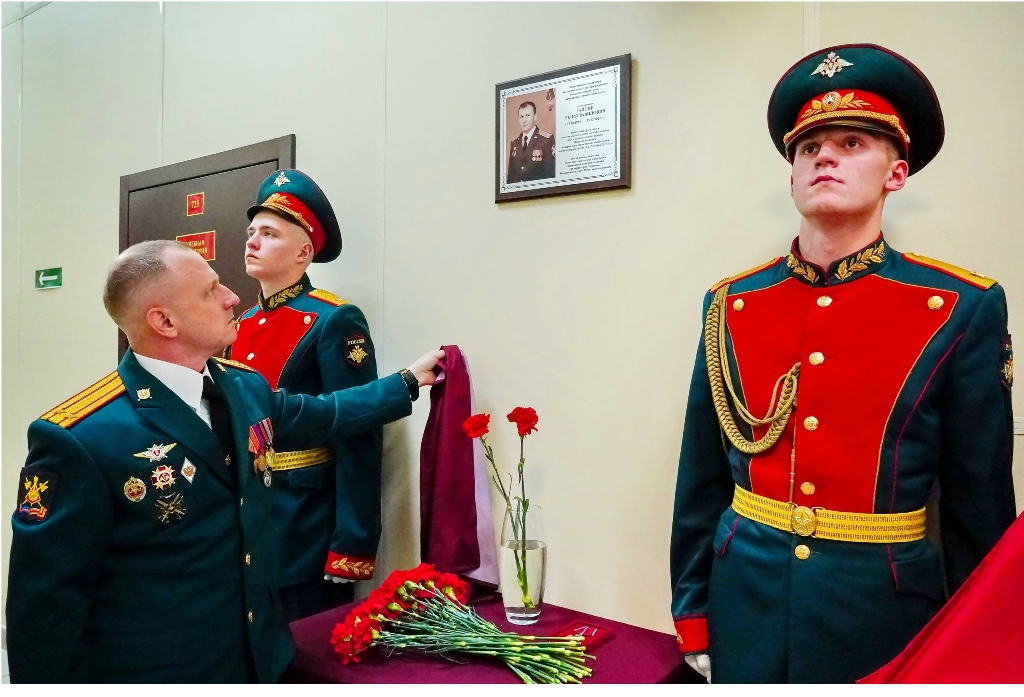 В Военной академии МТО имени генерала армии А.В. Хрулева военнослужащему Росгвардии, подполковнику Ренату Гайсину, погибшему в ходе специальной военной операции, установили мемориальную доску В Военной академии МТО имени генерала армии А.В. Хрулева военнослужащему Росгвардии, подполковнику Ренату Гайсину, погибшему в ходе специальной военной операции, установили мемориальную доску