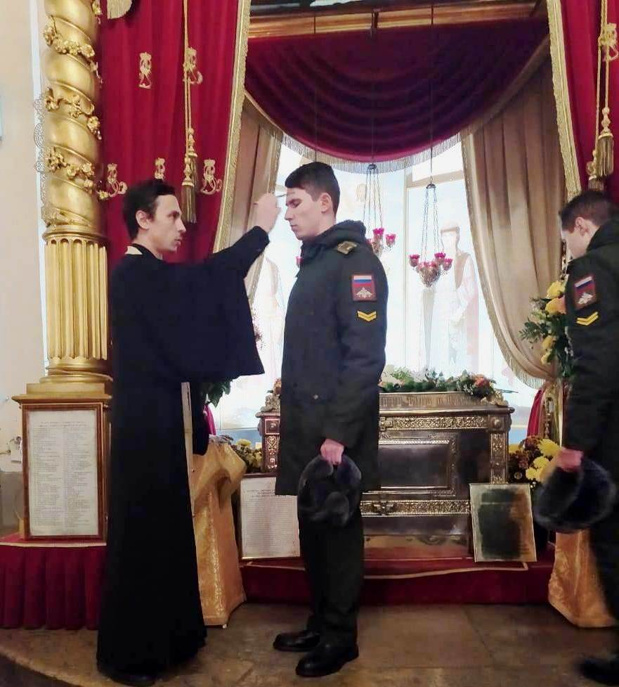 Мощам святого благоверного князя Александра Невского поклонились курсанты Военного института Мощам святого благоверного князя Александра Невского поклонились курсанты Военного института