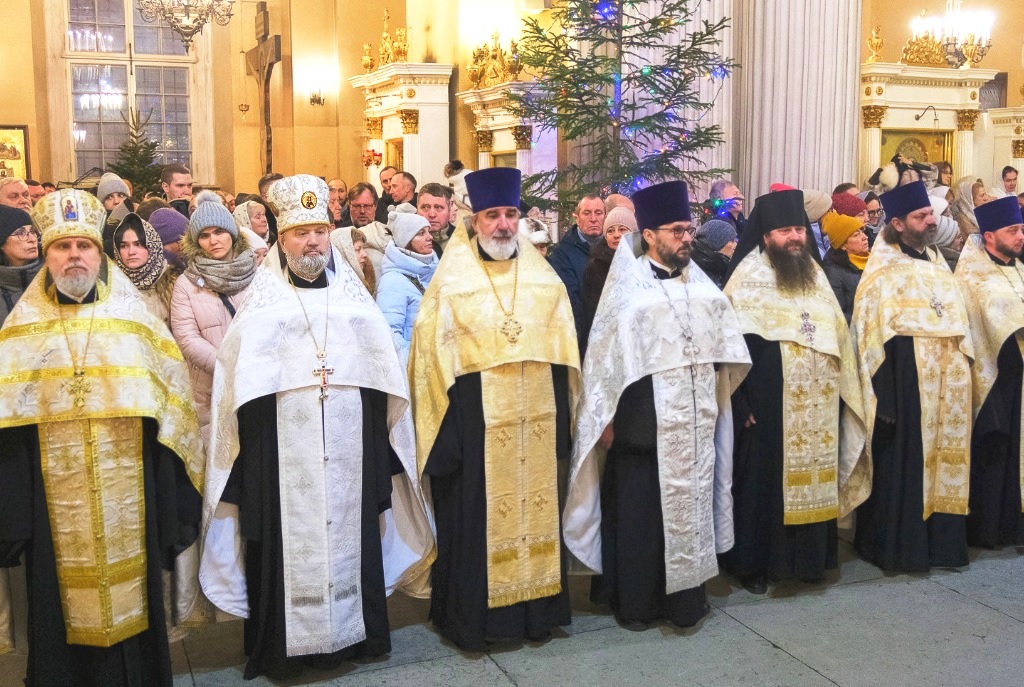 Митрополит Варсонофий совершил великую вечерню в Александро-Невской лавре, ему сослужил Архимандрит Алексий (Ганьжин) и другие священнослужители Митрополит Варсонофий совершил великую вечерню в Александро-Невской лавре, ему сослужил Архимандрит Алексий (Ганьжин) и другие священнослужители