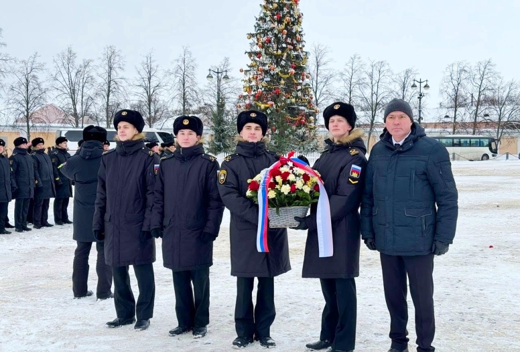 В Кронштадте состоялась торжественная церемония возложения цветов и венков к памятнику вице-адмиралу С.О. Макарову, приуроченная к 175-й годовщине со дня рождения прославленного флотоводца В Кронштадте состоялась торжественная церемония возложения цветов и венков к памятнику вице-адмиралу С.О. Макарову, приуроченная к 175-й годовщине со дня рождения прославленного флотоводца
