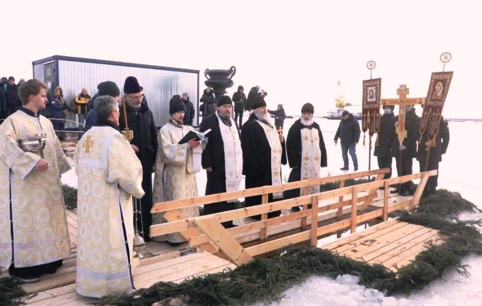 В Кронштадте военные моряки первыми окунулись в крещенскую купель В Кронштадте военные моряки первыми окунулись в крещенскую купель