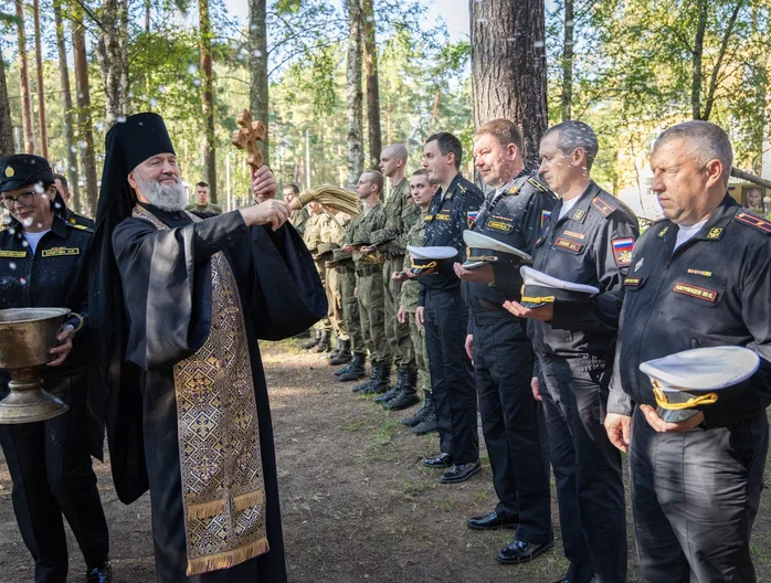 Осящен надкупольный крест строящегося храма в честь Тихвинской иконы Божьей Матери в арсенале 1060 ЦМТО Ленинградского военного округа Осящен надкупольный крест строящегося храма в честь Тихвинской иконы Божьей Матери в арсенале 1060 ЦМТО Ленинградского военного округа