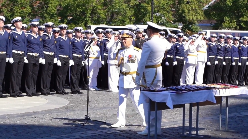 Архимандрит Алексий (Ганьжин) приветствовал выпускников военно-морских учебных заведений России в ходе торжественной церемонии на Якорной площади Кронштадта Архимандрит Алексий (Ганьжин) приветствовал выпускников военно-морских учебных заведений России в ходе торжественной церемонии на Якорной площади Кронштадта