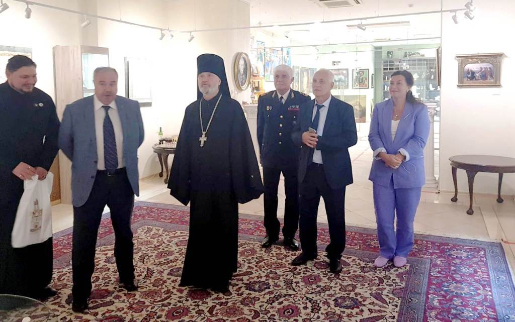 Архимандрит Алексий (Ганьжин) посетил выставку посвященную отражению христианской культуры в декоративно-прикладном искусстве России и Франции Архимандрит Алексий (Ганьжин) посетил выставку посвященную отражению христианской культуры в декоративно-прикладном искусстве России и Франции