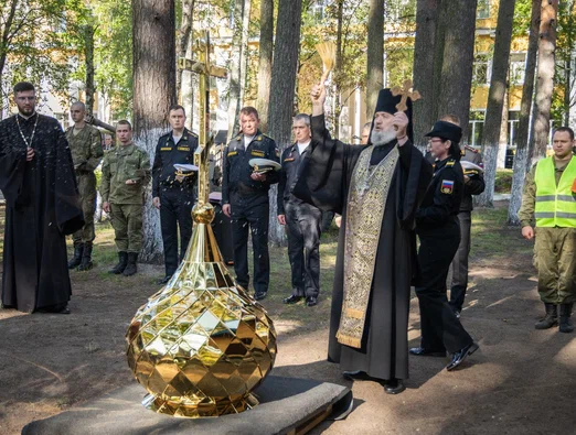 Осящен надкупольный крест строящегося храма в честь Тихвинской иконы Божьей Матери в арсенале 1060 ЦМТО Ленинградского военного округа Осящен надкупольный крест строящегося храма в честь Тихвинской иконы Божьей Матери в арсенале 1060 ЦМТО Ленинградского военного округа