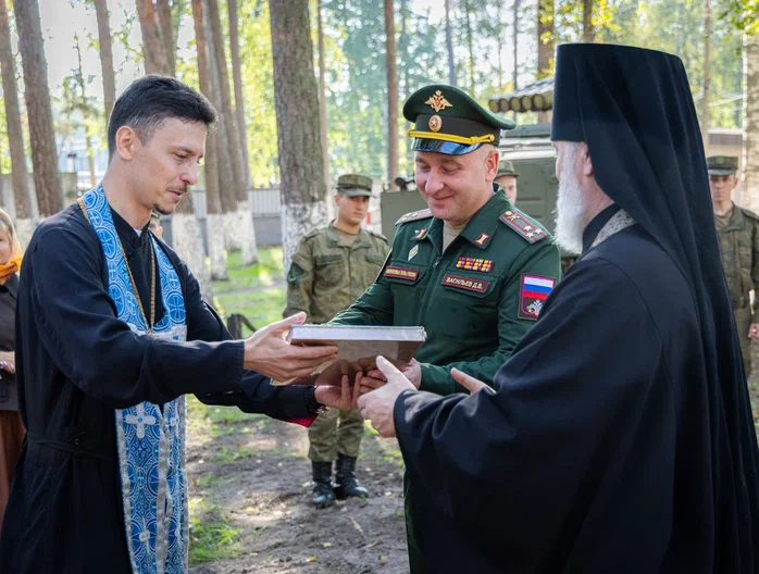 Осящен надкупольный крест строящегося храма в честь Тихвинской иконы Божьей Матери в арсенале 1060 ЦМТО Ленинградского военного округа Осящен надкупольный крест строящегося храма в честь Тихвинской иконы Божьей Матери в арсенале 1060 ЦМТО Ленинградского военного округа