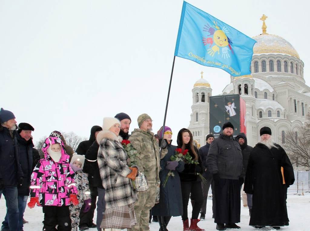 В Кронштадте состоялась торжественная церемония возложения цветов и венков к памятнику вице-адмиралу С.О. Макарову, приуроченная к 175-й годовщине со дня рождения прославленного флотоводца В Кронштадте состоялась торжественная церемония возложения цветов и венков к памятнику вице-адмиралу С.О. Макарову, приуроченная к 175-й годовщине со дня рождения прославленного флотоводца