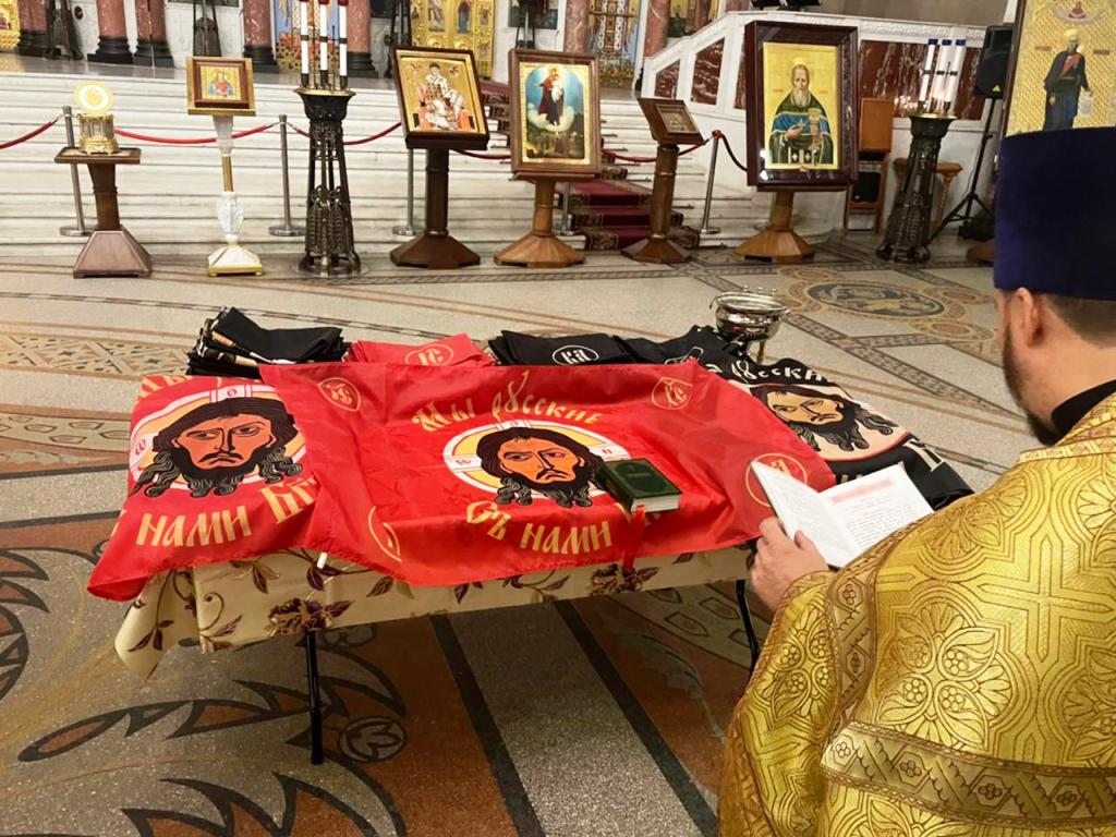 Освящение 300 воинских знамён с изображением Спаса Нерукотворенного Освящение 300 воинских знамён с изображением Спаса Нерукотворенного